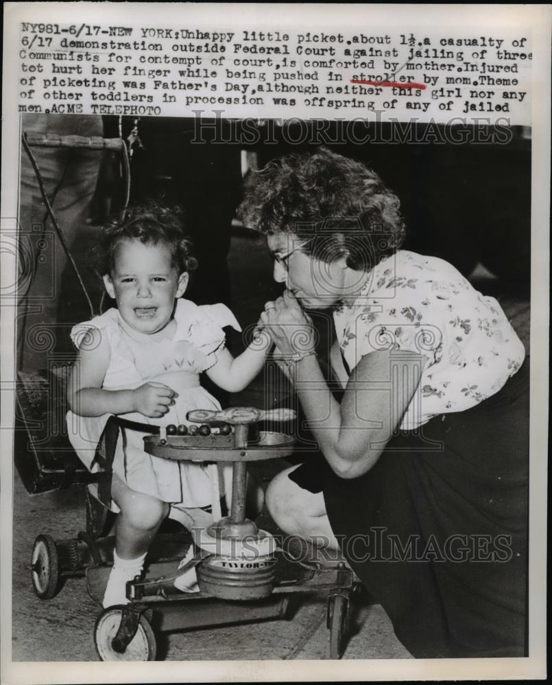 1949 Press Photo Mother is comforted her baby hurt her finger in the stoller - Historic Images