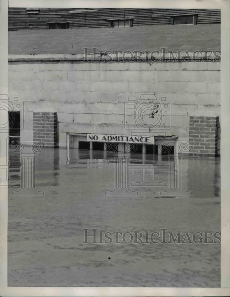 1947 Press Photo Flooding in front of stirrup factory in Agency MO - nee93218 - Historic Images