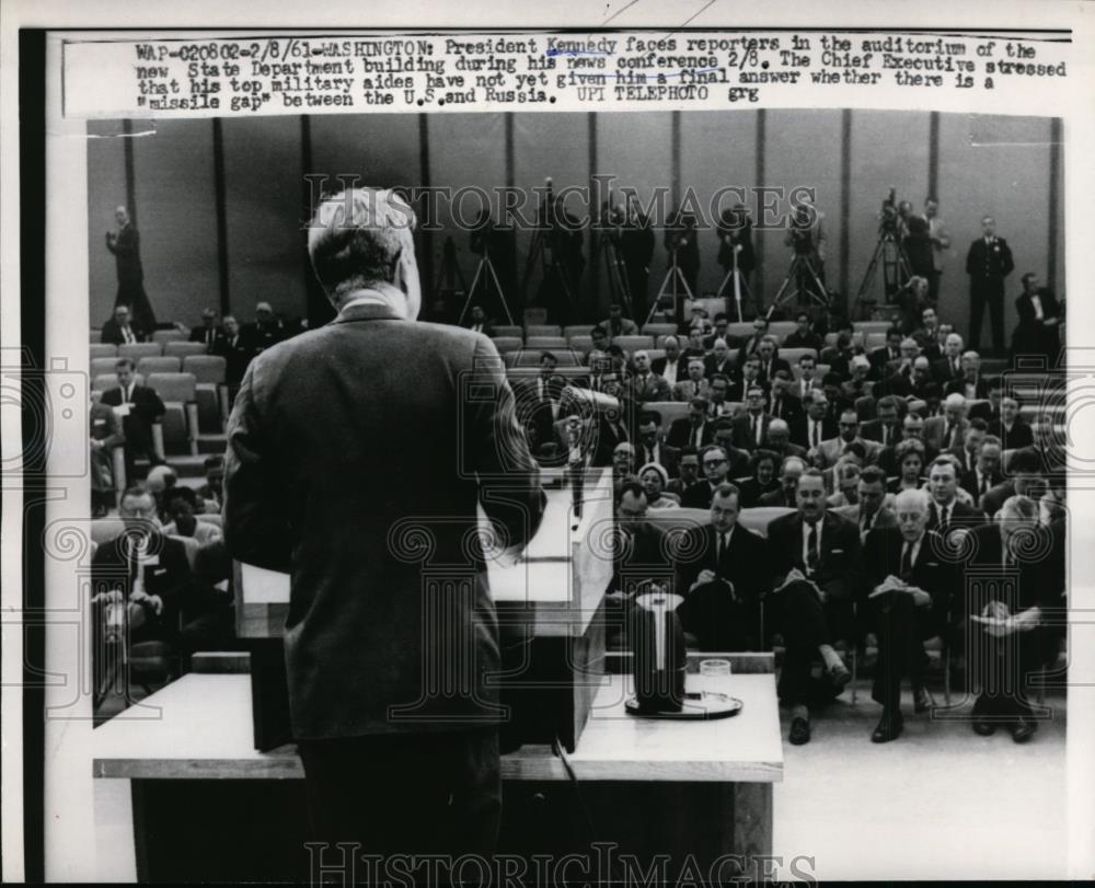 1961 Press Photo Pres.Kennedy faces reporters in the Auditorium of State Dept - Historic Images