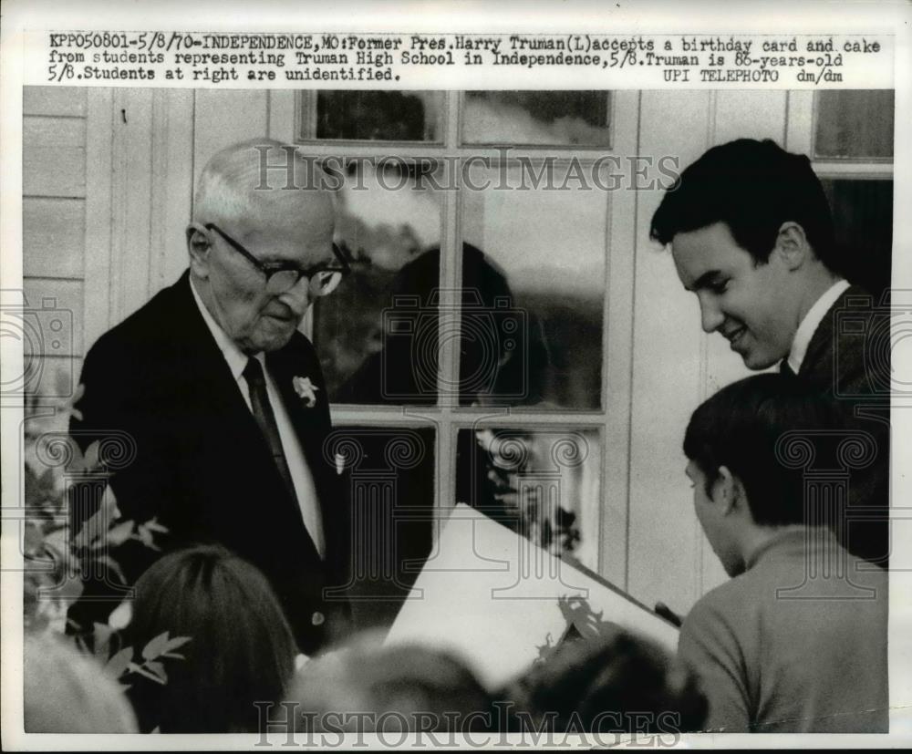 1970 Press Photo Former President Harry Truman accepts birthday card &amp; cake - Historic Images