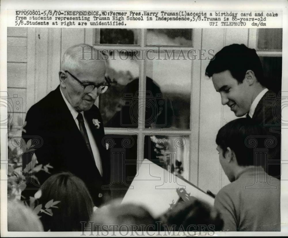1970 Press Photo Former President Harry Truman accepts birthday card & cake - Historic Images