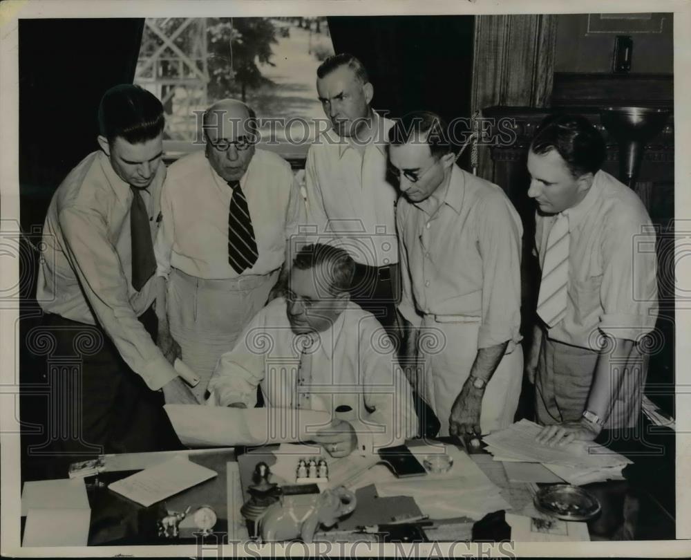 1936 Press Photo Kansas Gov Alf Landon works with staff on drought relief - Historic Images