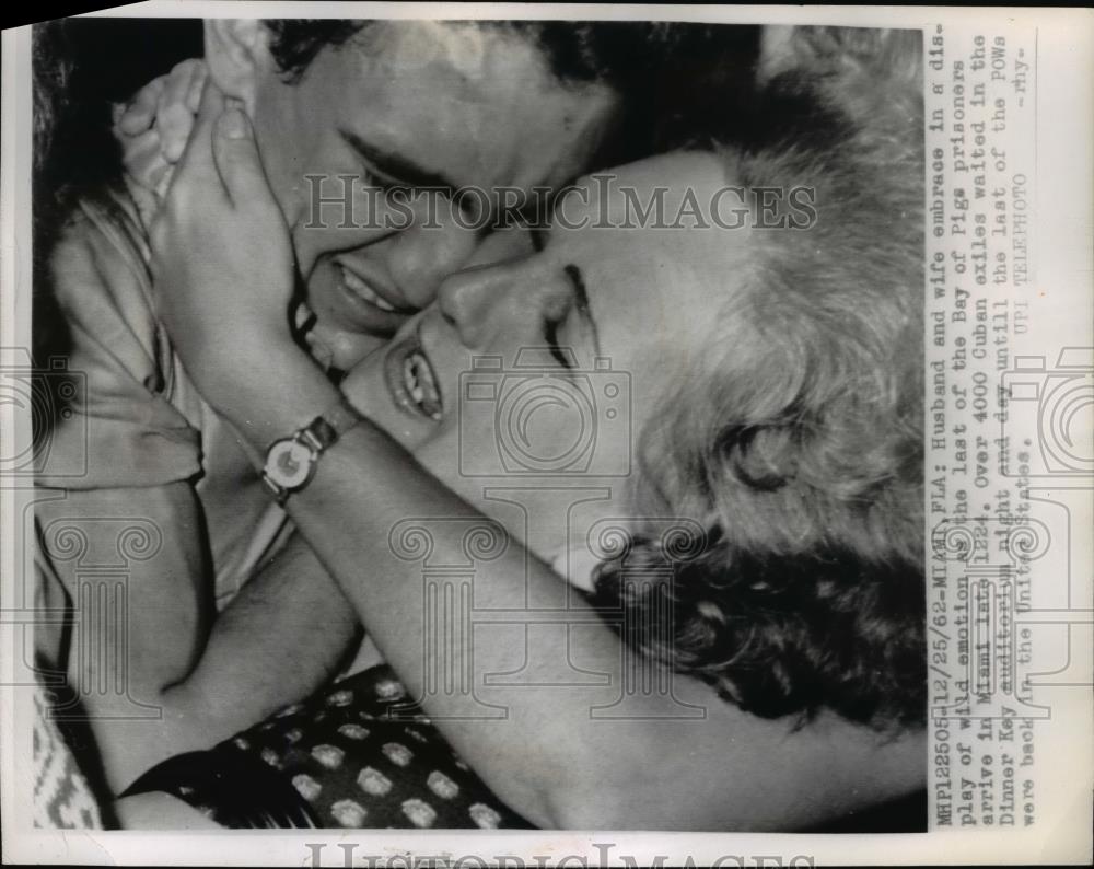 1962 Press Photo Husband and wife embrace - nee92569 - Historic Images