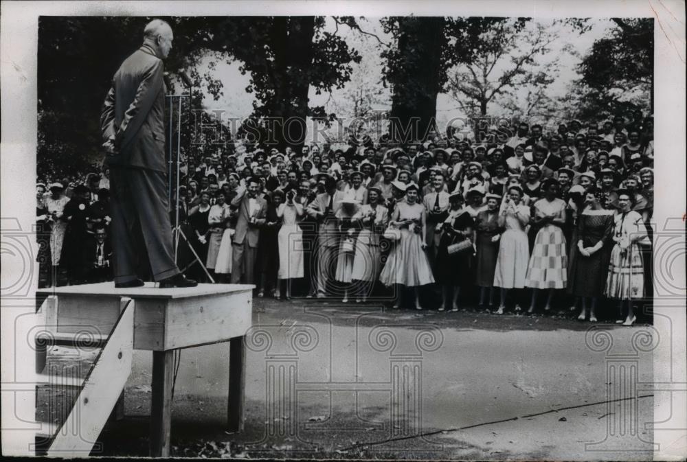 1955 Press Photo President Eisenhower speech at the Rose Garden of White House - Historic Images