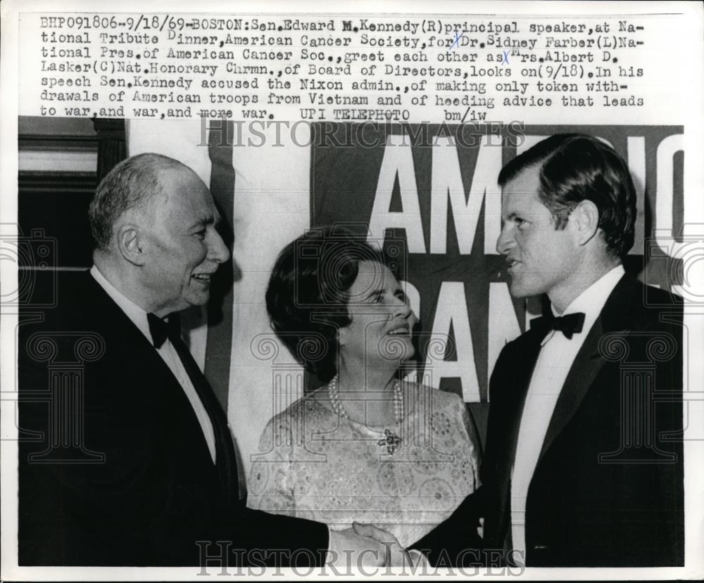 1969 Press Photo Senator Edward Kennedy Dr. Sidney Farber and Mrs. Albert Laskin - Historic Images