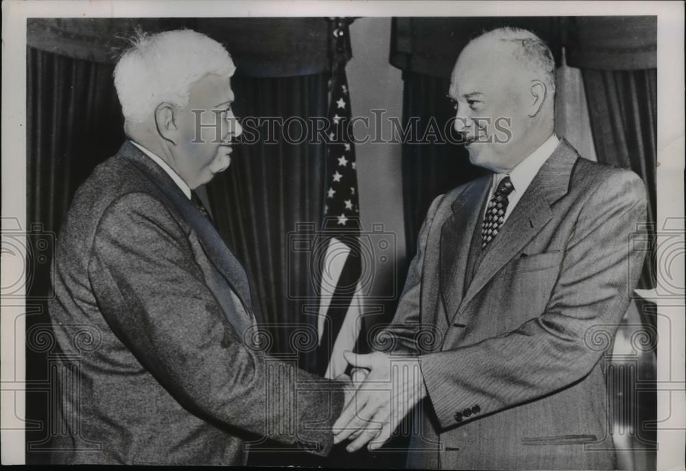 1958 Press Photo President Dwight Eisenhower shakes hands with Mr Wilson - Historic Images