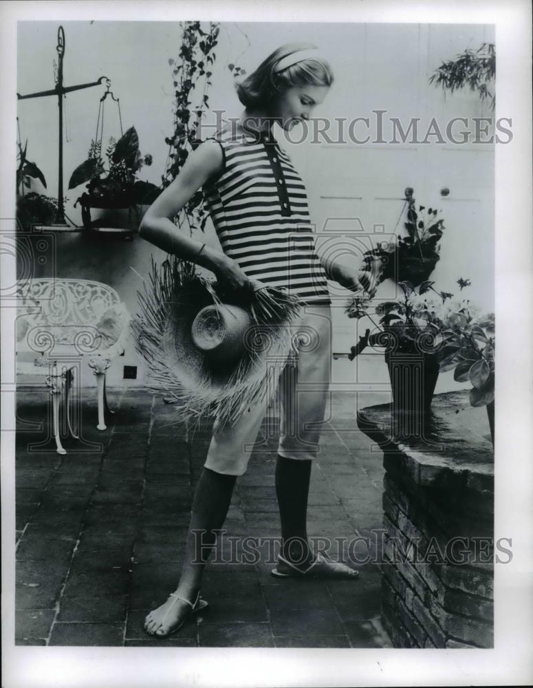 1962 Press Photo Knee caper pants and striped overblouse - nee90527 - Historic Images