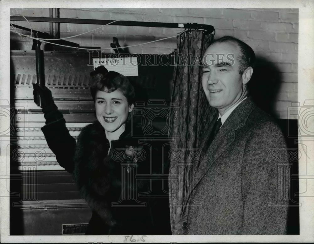 1942 Press Photo A Man and A Woman Smiles For A Picture - nee92187 - Historic Images