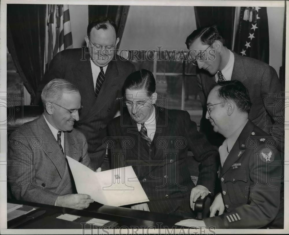 1946 Press Photo Pres. Harry Truman receives Luthern Commemoration Stamp - Historic Images