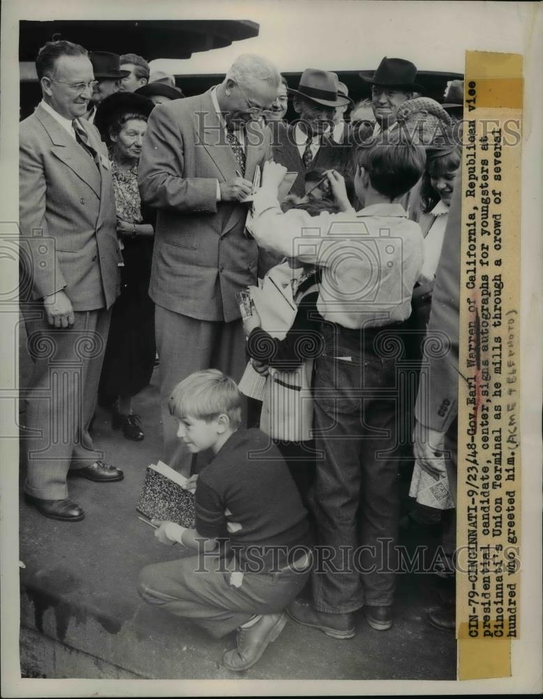 1948 Press Photo Gov.Earl Warren signs autographs at Cincinnati Union Terminal - Historic Images