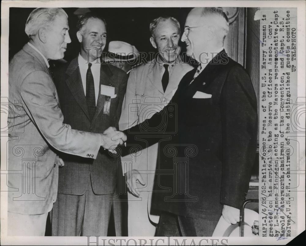 1952 Press Photo Pres.Harry S.Truman greeted by Reserve Officers Association - Historic Images