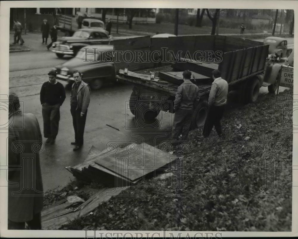 1948 Press Photo Bus and Truck crashed at Euclid and Green Road - nee90333 - Historic Images