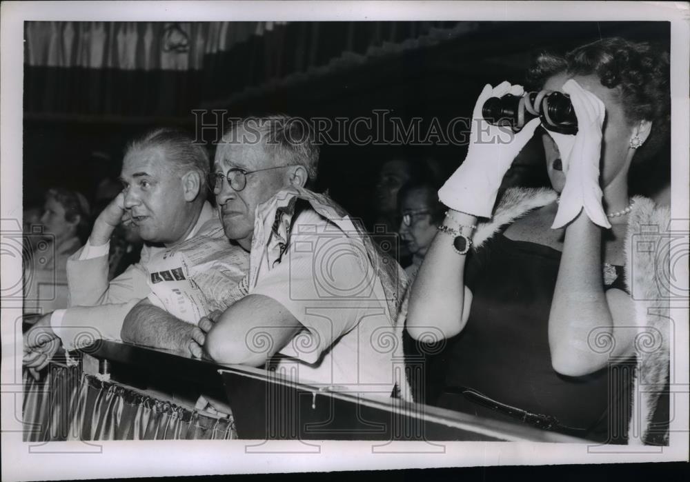 1952 Press Photo John P O&#39;Connell covered in newspaper at Democrat Convention - Historic Images