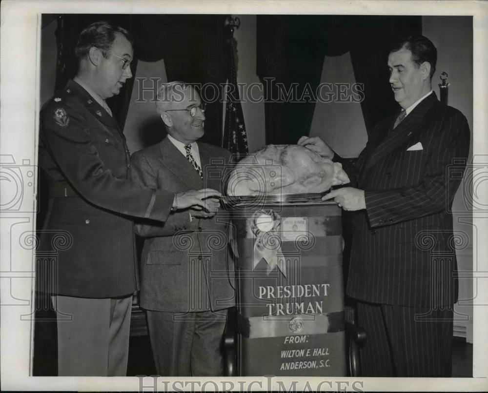 1946 Press Photo President Truman receives 35 pound frozen &amp; dressed turkey - Historic Images