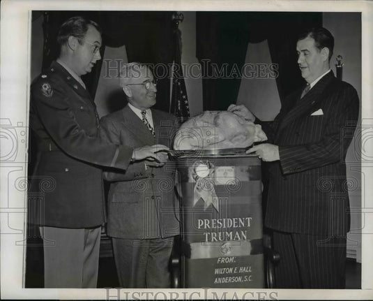 1946 Press Photo President Truman receives 35 pound frozen & dressed turkey - Historic Images