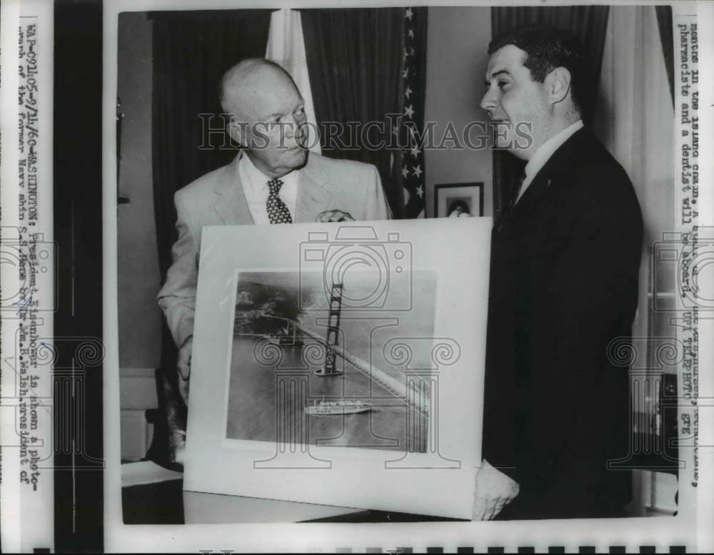 1960 Press Photo Pres. Eisenhower with a photo of former Navy Ship S.S Herce - Historic Images