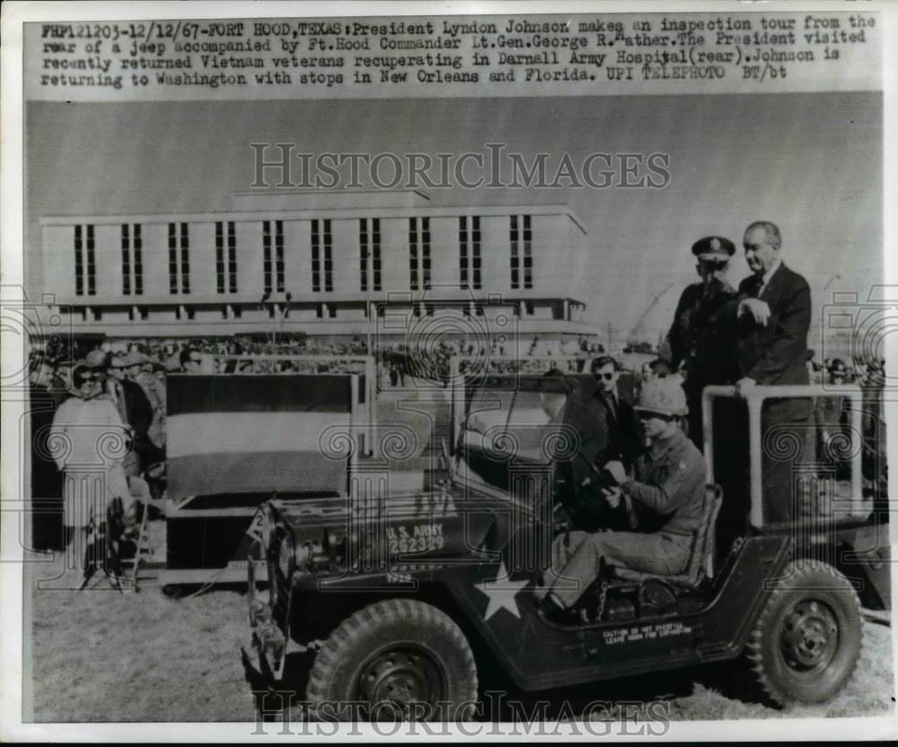 1967 Press Photo President Lyndon Johnson Inspects Jeep - nee90703 - Historic Images