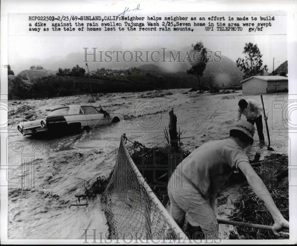 1969 Press Photo Neighbors help each other build dyke against flooding - Historic Images
