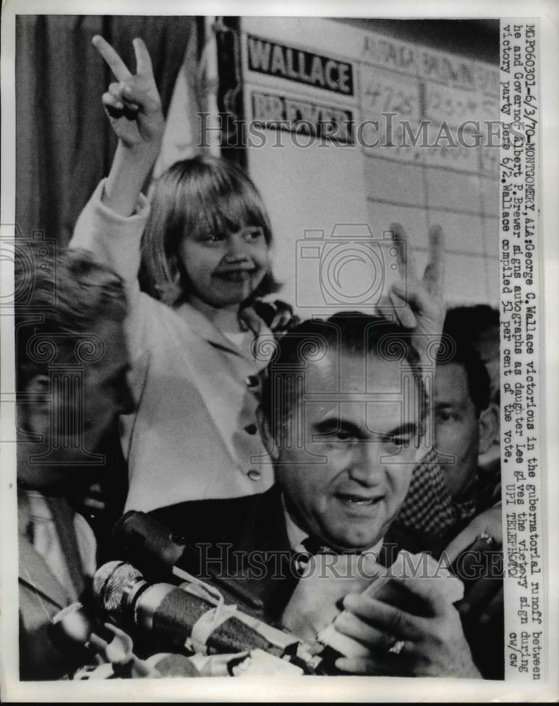 1970 Press Photo George C Wallace Lee Wallace giving the voctory sign as - Historic Images