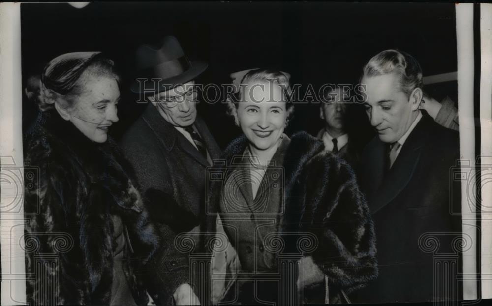 1956 Press Photo Margaret Truman arrived with E.C Daniel form North Carolina - Historic Images