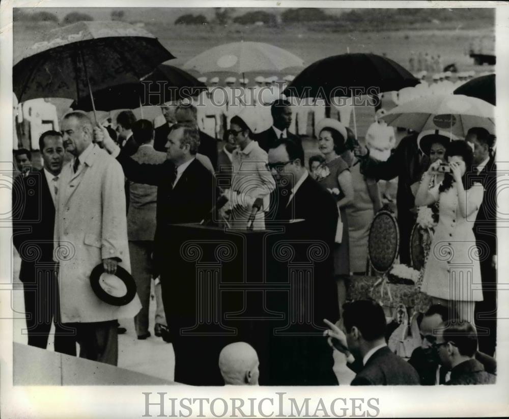 1968 Press Photo Luci Nugent Takes A Picture Of Anastasio Somoxa DeBayle - Historic Images