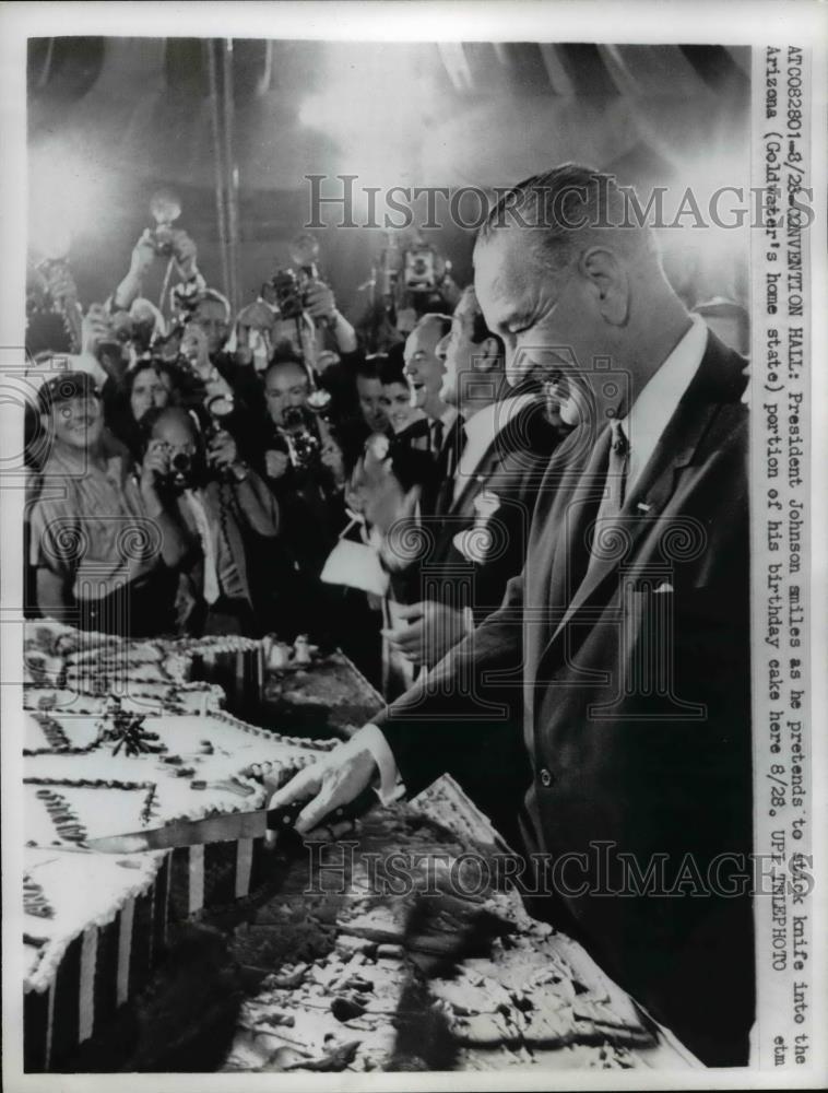 1964 Press Photo President Lyndon Johnson cutting his birthday cake - nee90521 - Historic Images