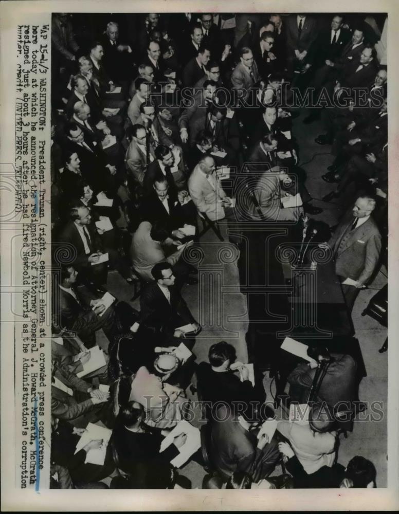 1962 Press Photo Pres.Truman at a crowded press conference in Washington - Historic Images
