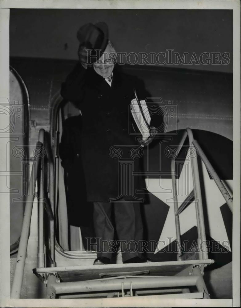 1945 Press Photo Pres Harry Truman step out from the Sacred in Kansas City - Historic Images