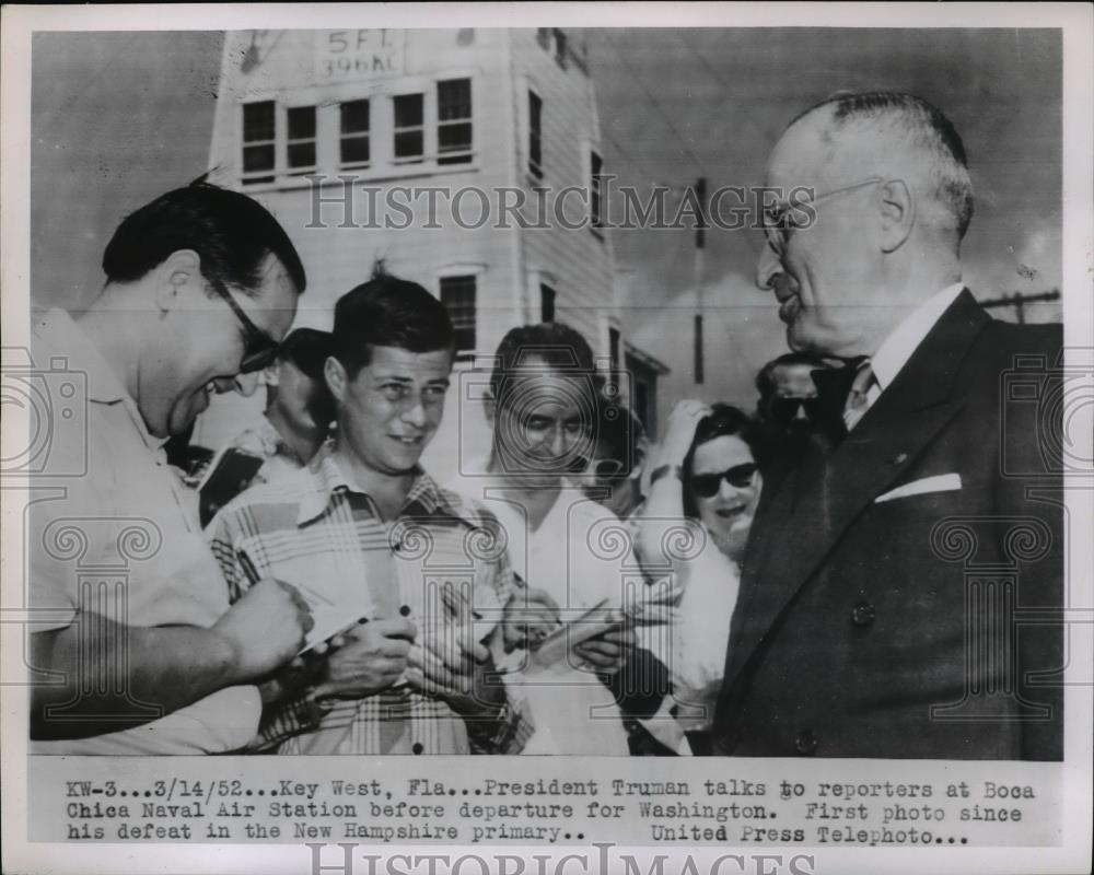 1952 Press Photo Pres.Truman talks to reporters at Boca Chica Naval Air Station - Historic Images