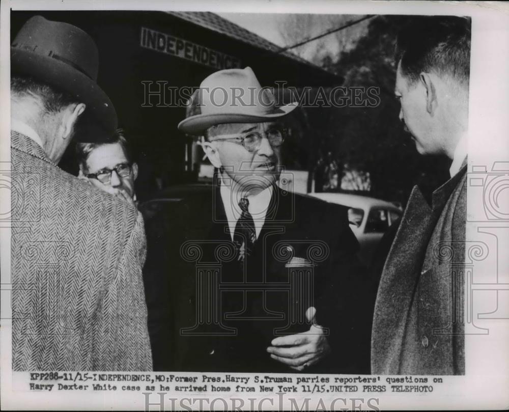 1953 Press Photo Pres.Harry Truman talked with reporters as he arrived in N.Y - Historic Images