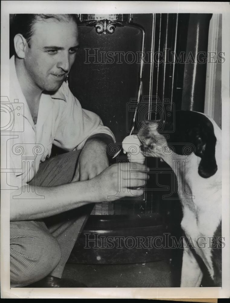 1947 Press Photo Elmer the mascot of Dickinson Junior College gets ice cream - Historic Images