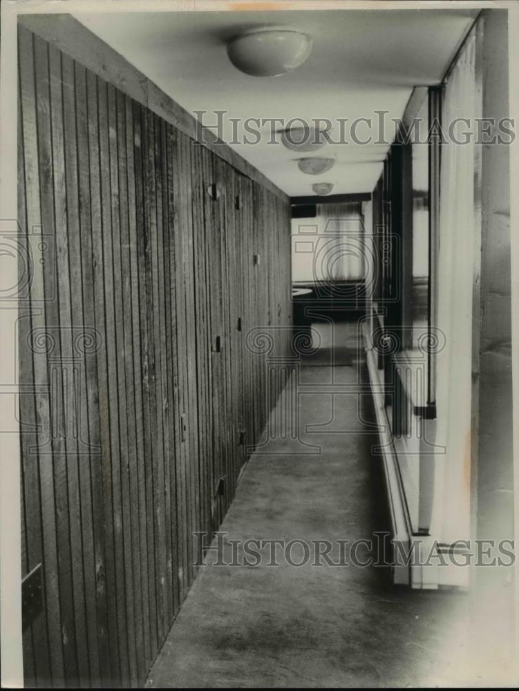 1956 Press Photo Herb Dramind home interior view of Cleveland Ohio home - Historic Images