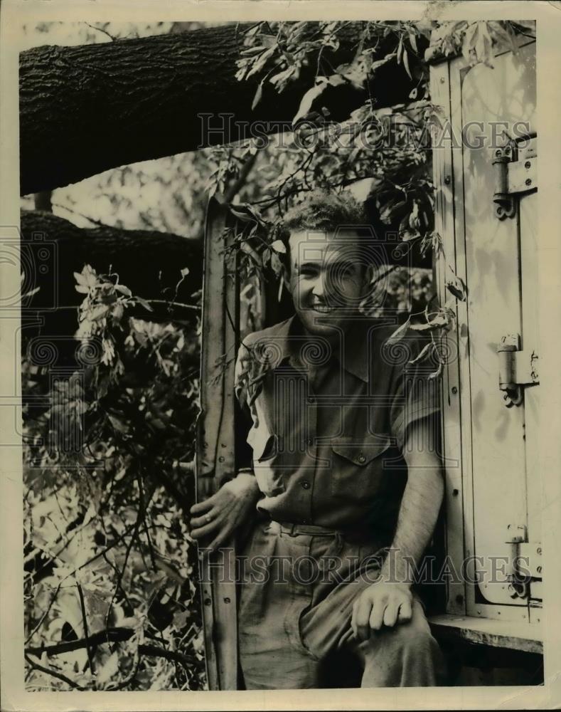 1941 Press Photo Harry C Doyle at Cleveland Ohio after a storm passed thru - Historic Images