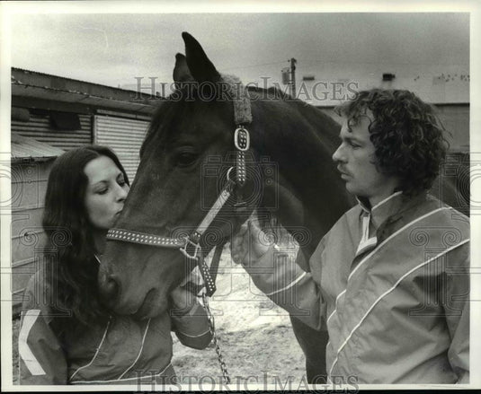 1984 Press Photo Vicki Kash Plants Kiss On Danny A.Woe as Husband Keith Looks On - Historic Images