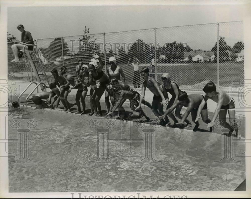 1968 Press Photo Children at Twin Lakes Swimming Pool in Wickliffe - nee95070 - Historic Images