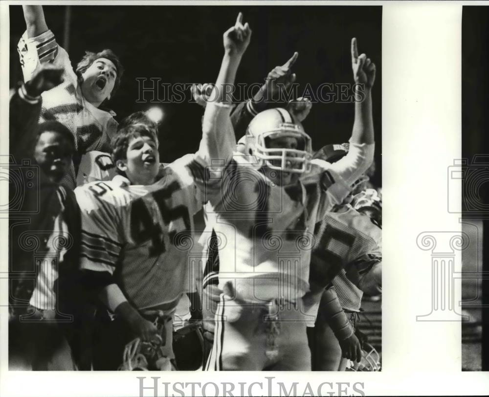 1986 Press Photo Kenston Players Celebrate Another Touch Quarter - cvb58479 - Historic Images