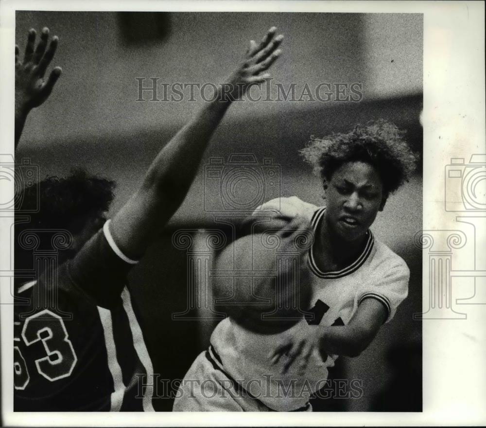 1990 Press Photo Crystal Davis of Shaw tries to pass around the defense - Historic Images