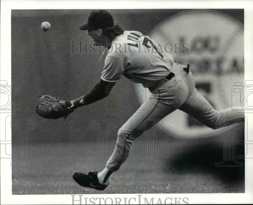 1991 Press Photo Steve Lyon gets a glove on the ball but can&#39;t make the play - Historic Images