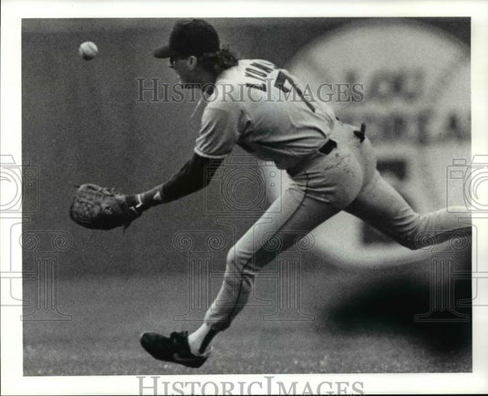 1991 Press Photo Steve Lyon gets a glove on the ball but can't make the play - Historic Images