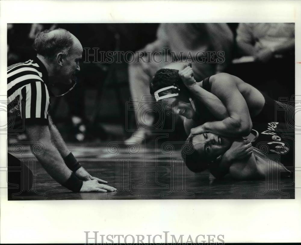 1992 Press Photo Josh DiMacchia pins Nathan Smith a senior to win the match. - Historic Images
