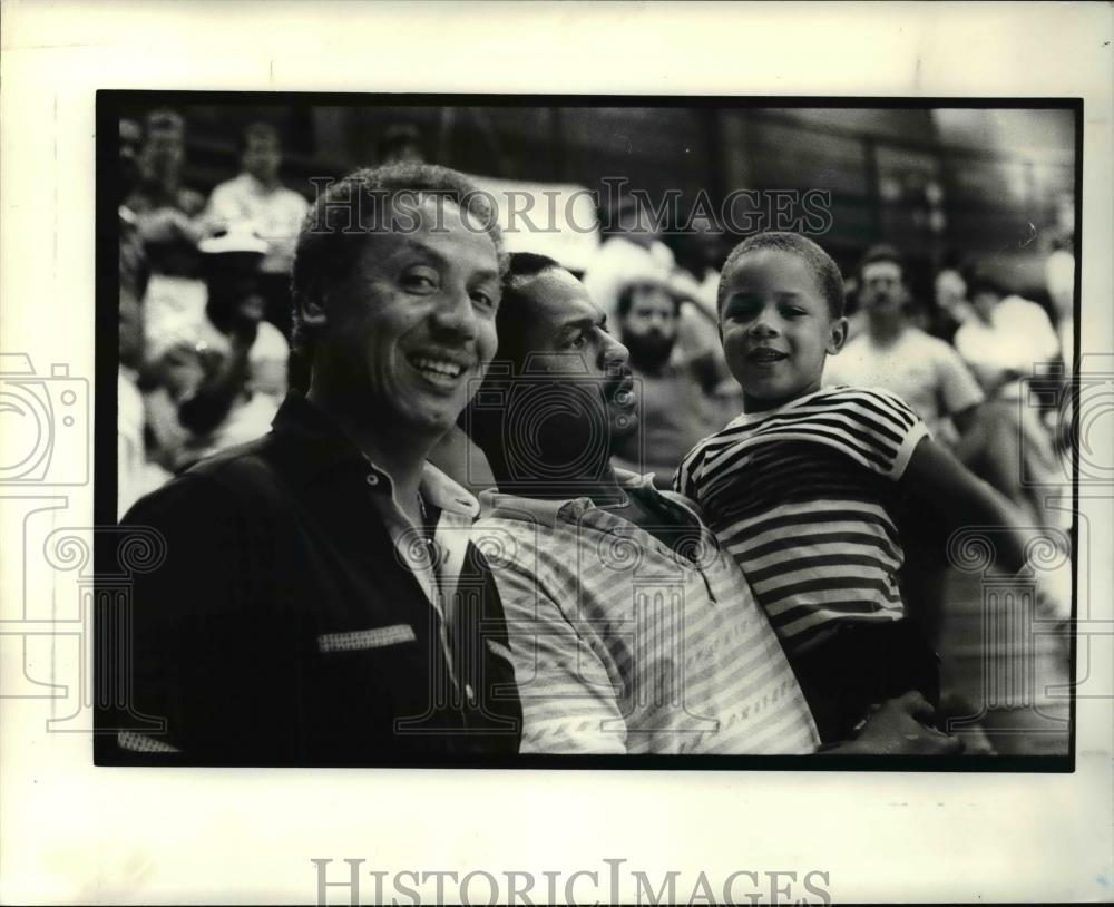 1988 Press Photo Former Cavs star Austin Carr, with Jason and Lenny Wilkins - Historic Images