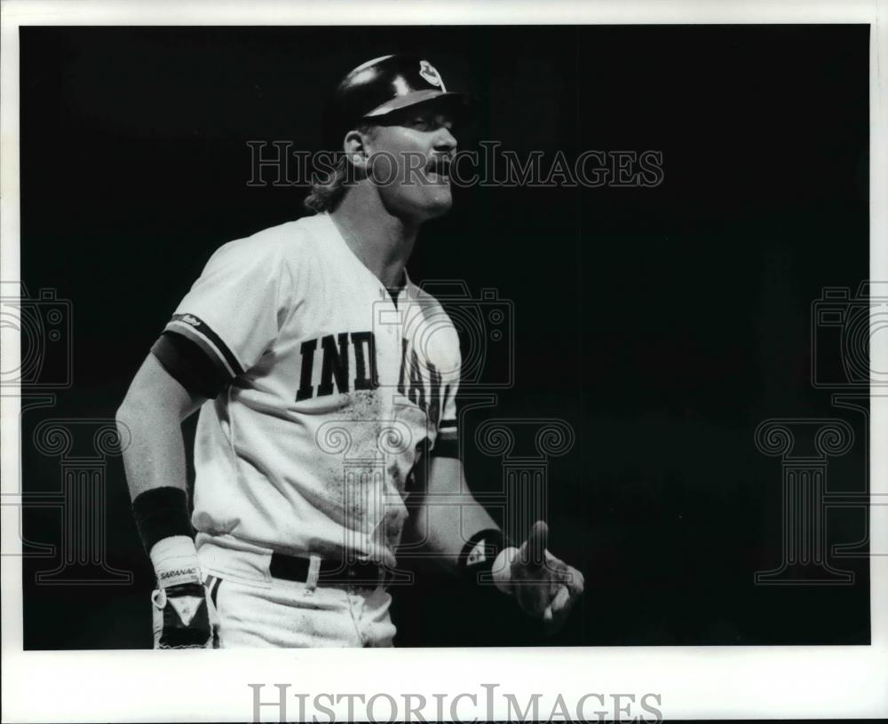 1988 Press Photo: Andy Allanson grimaces in pain after hitting a pitch off foot - Historic Images