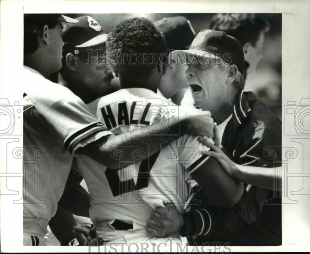 1988 Press Photo Manager Doc Edwards screams at Mel hall for starting a fight - Historic Images
