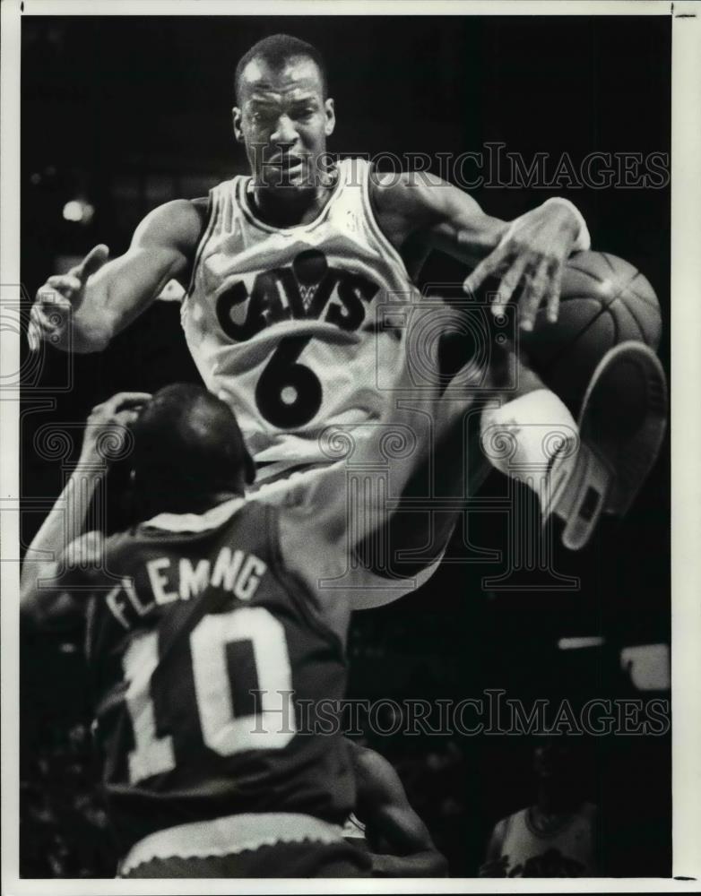 1988 Press Photo Larry Nance Knocks the Ball Out of Vern Fleming - cvb64745 - Historic Images