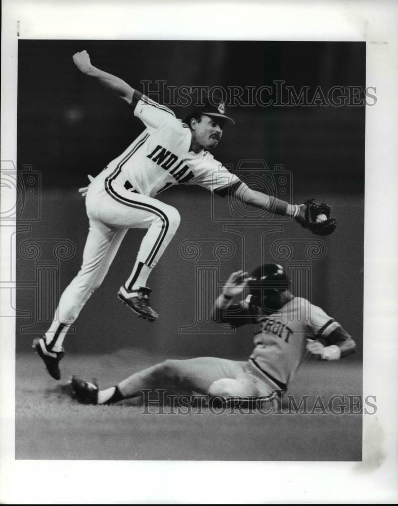 1989 Press Photo Felix Fermin leaps to get the throw on the steal attempt - Historic Images