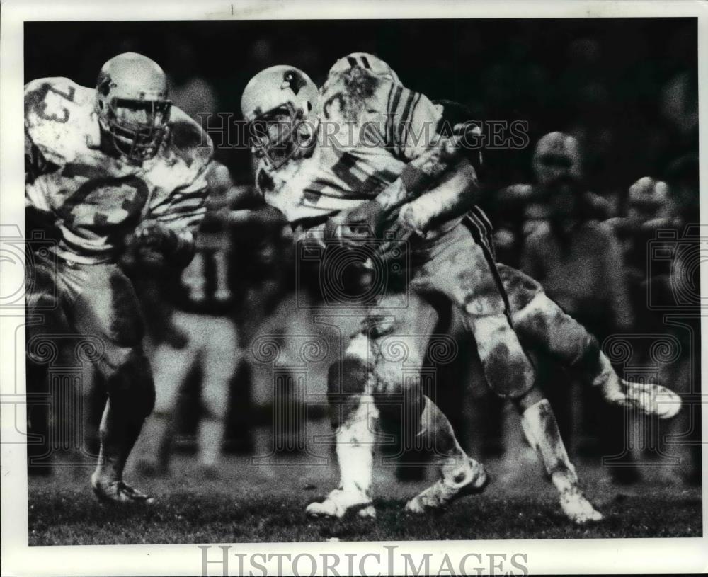 1985 Press Photo Rich Pirc is trapped in his backfield during the 1st quarter - Historic Images
