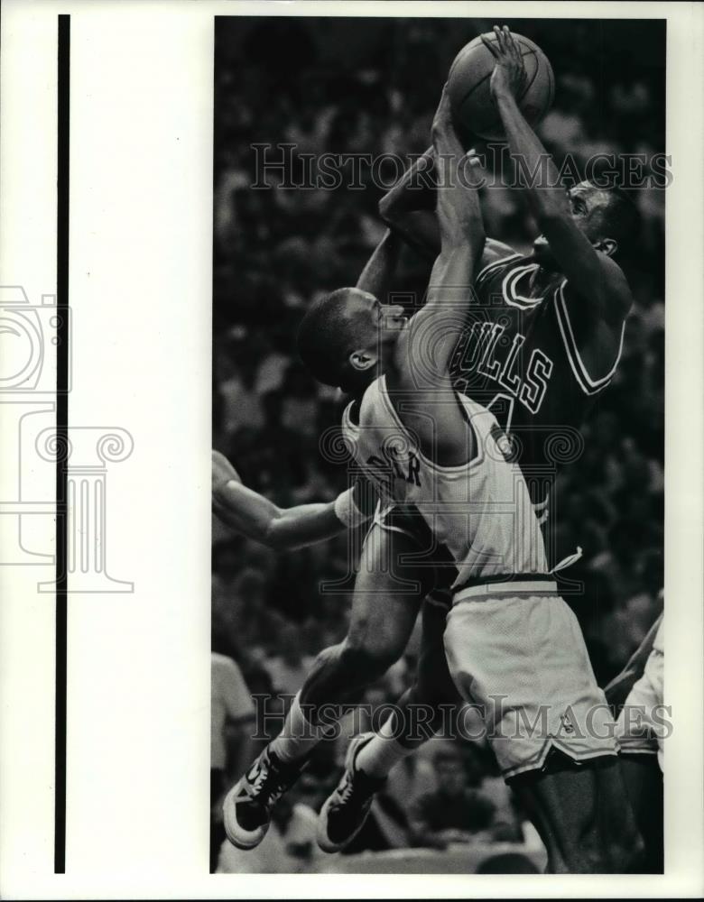 1989 Press Photo  Cavaliers Ron Harper vs Chicago Bulls Craig  Hodges - Historic Images