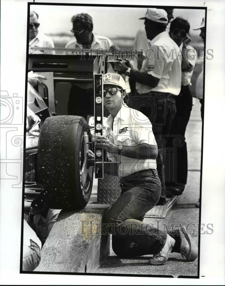 1987 Press Photo Bruc Deangelis, A Cart Official measures overall width of tire - Historic Images