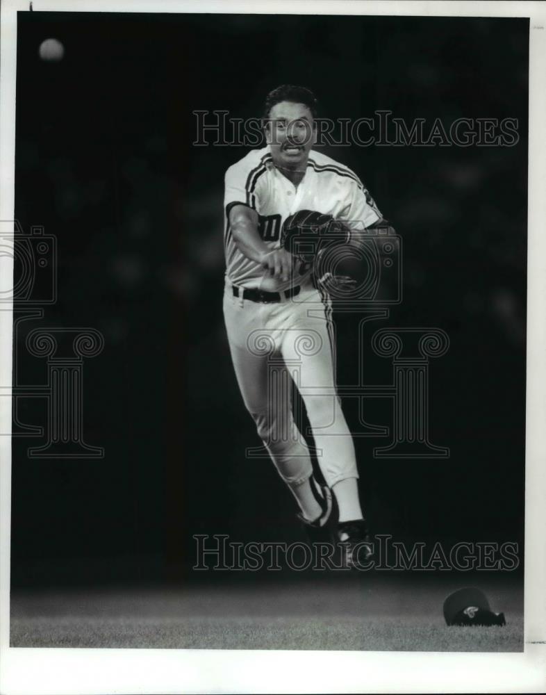 1989 Press Photo Felix Farmin charges a ball hit by Orioles Phil Bradley - Historic Images