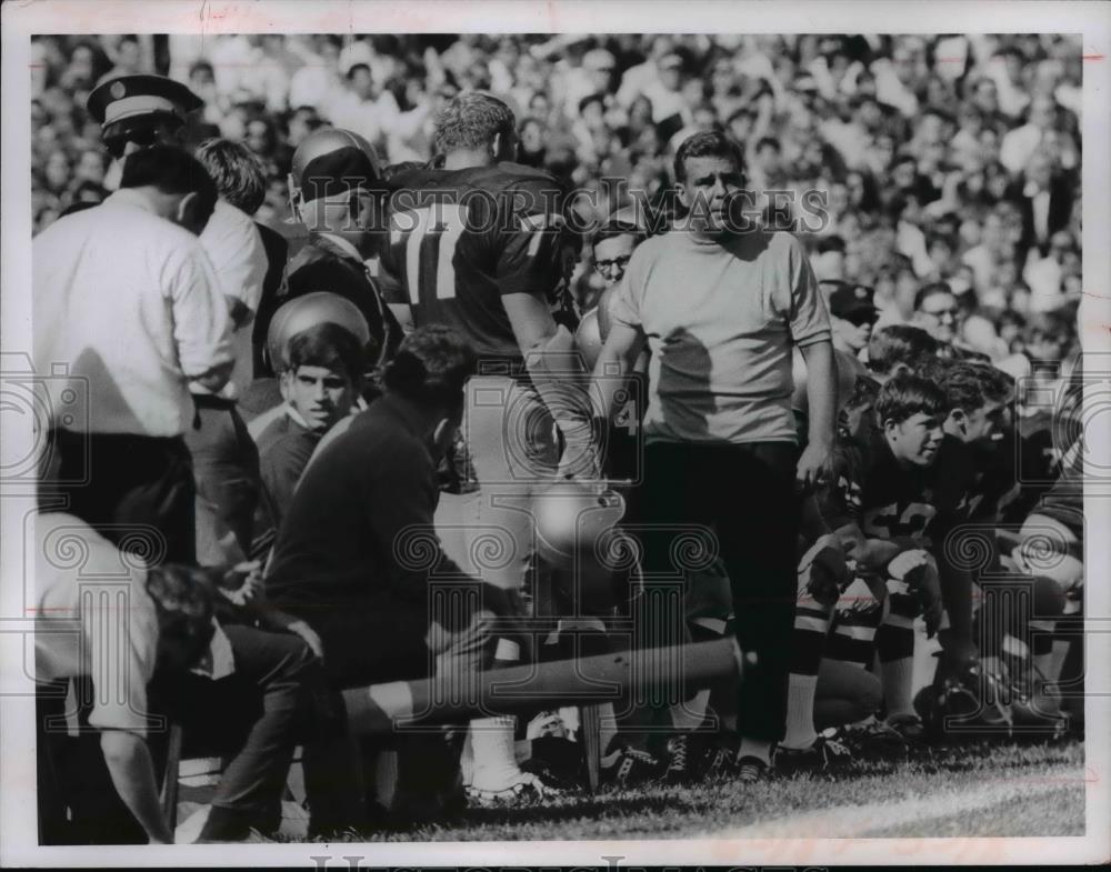 1968 Press Photo Coach John Ray of Notre Dame Football Team in Action - Historic Images